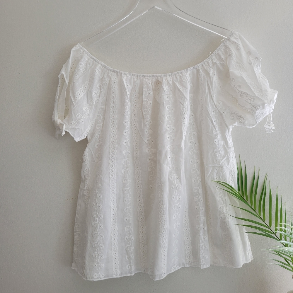White Off-The-Shoulder Floral Embroidery Blouse - Picture 4 of 5